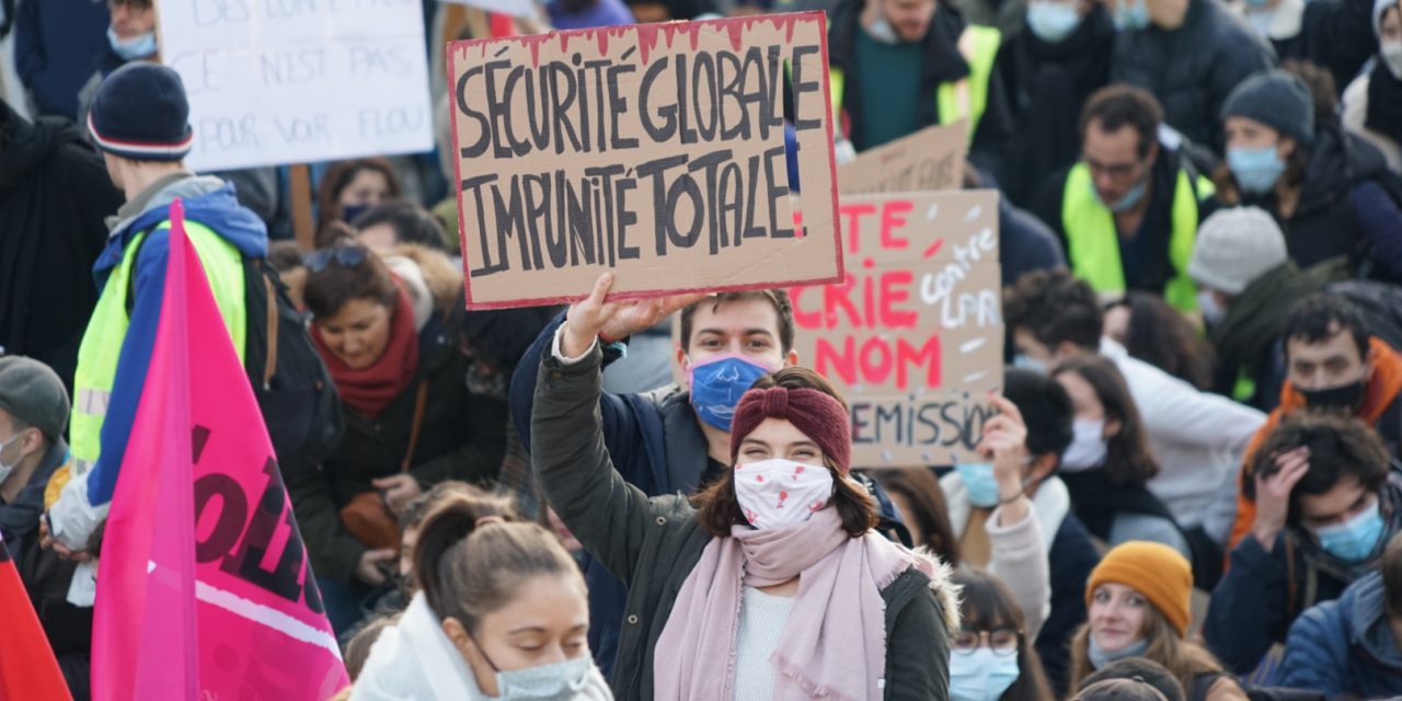 Sécurité Globale : un journaliste raconte sur Twitter la violence des forces de l’ordre