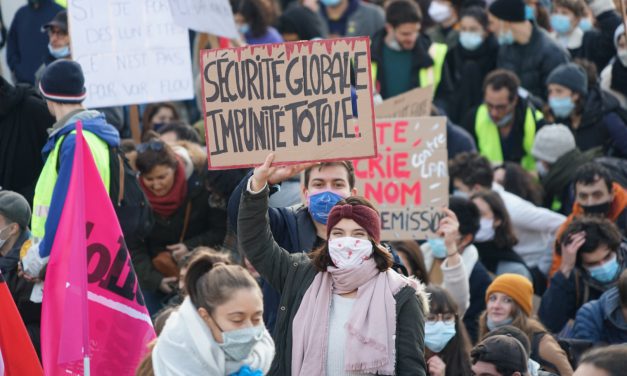 Sécurité Globale : un journaliste raconte sur Twitter la violence des forces de l’ordre